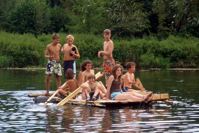 Jugendliche mit selbstgebautem Boot auf der Donau - Foto: NAJU BW / D. Schneider