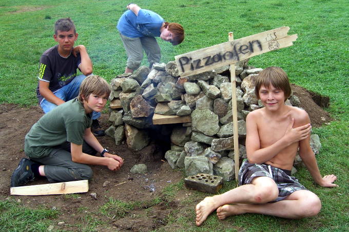 Jungen mit einem selbstgebautem Pizzaofen - Foto: NAJU BW
