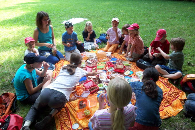 Kindergruppe beim Picknick - Foto: NAJU Stuttgart / M. Ruland