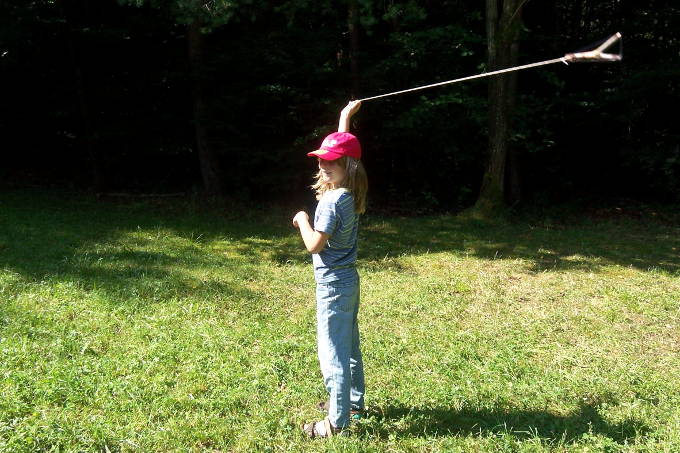 Mädchen mit einem Schwirrholz - Foto: NAJU Stuttgart / M. Ruland