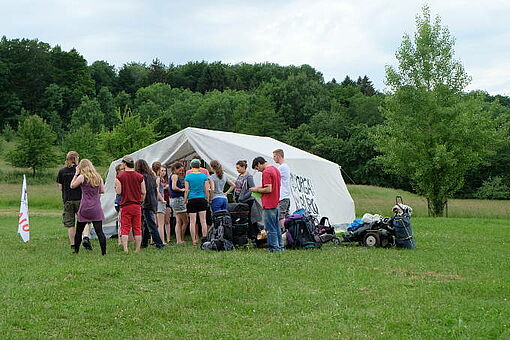 Viele Teilnehmer beim Orga-Zelt - Foto: NAJU BW